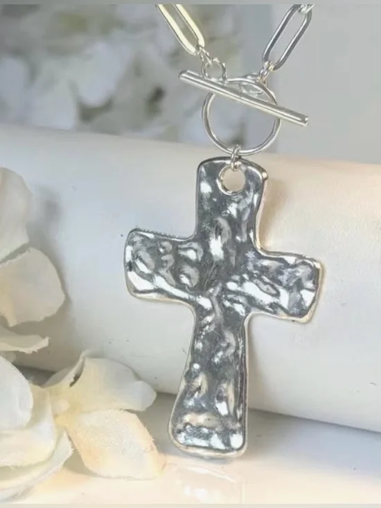 🩶 Hammered Cross Pendant Toggle Clasp Necklace - Silver Tone Paperclip Chain 🩶 - Picture 1 of 9